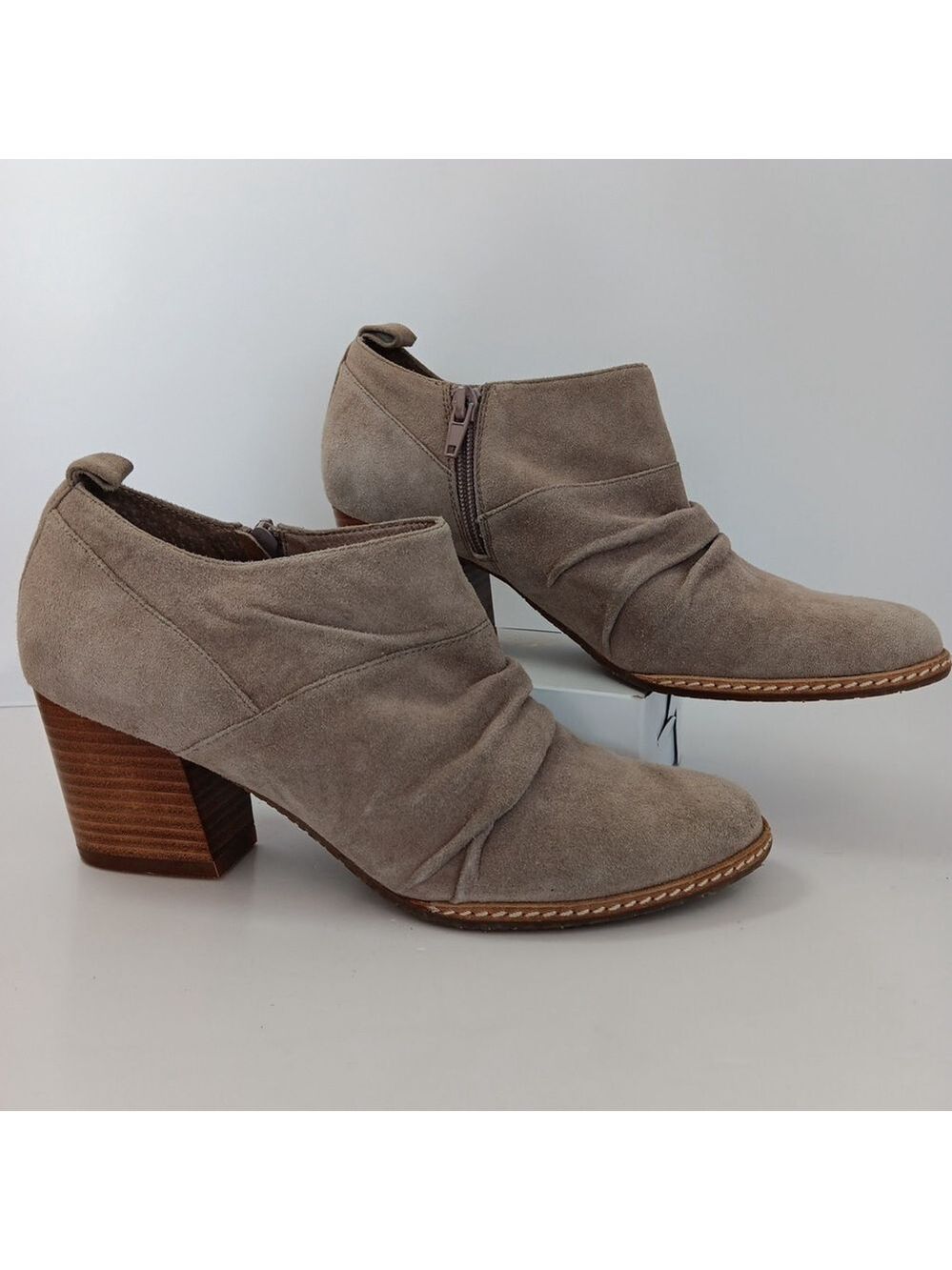 Size 8 Hush Puppies Heel Shoes Suede like Womens Shoes Very Good Condition